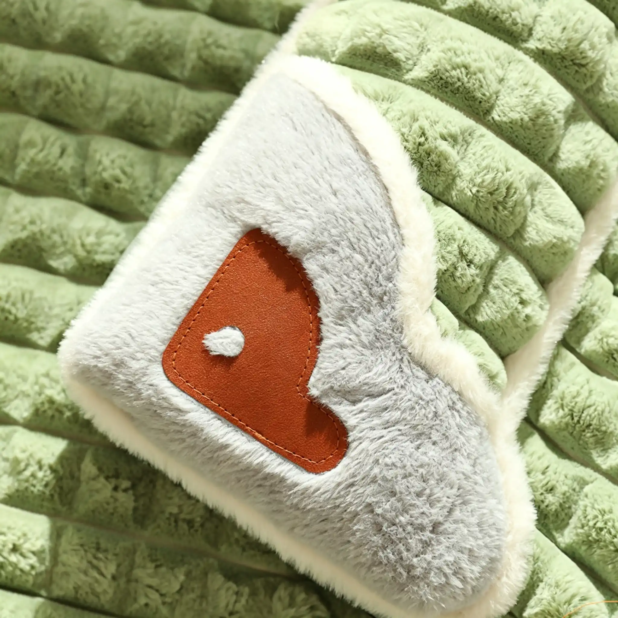 JH-D008 stitched edge with cute bear embroidery patch, double sided thickened pet mat structure introduction